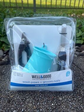 NWT Well & Good Pet On-The-Go Paw Cleaner Tool Kit for Small to Medium Dogs